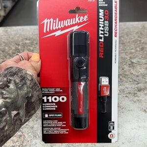Milwaukee Red Lithium USB 3.0 1100 Lumens Rechargeable Flashlight - Black & Red